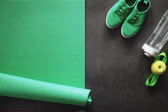Cosa Portare a Lezione Di Yoga 1 Cosa portare a lezione di yoga: tappetino, abbigliamento comodo e felpa per la meditazione finale