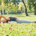 Scopri come eseguire la transizione panca cane ciascun yoga con facilità e precisione