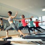 Cosa Portare a Yoga Cosa portare a yoga: tappetino, asciugamano, abbigliamento comodo, bottiglia d'acqua, e mente aperta