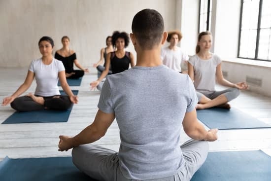Yoga video: segui le istruzioni per imparare come fare yoga a casa