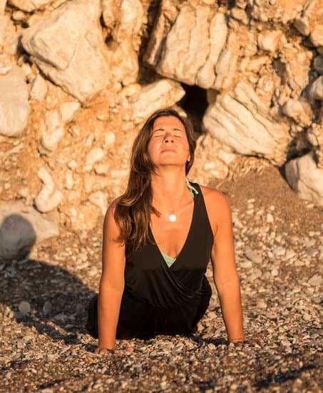 Scopri cosa sapere dello yoga: benefici, pratiche, e filosofia