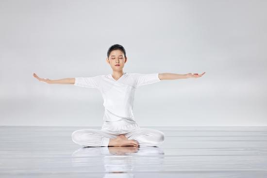 Pratica yoga per la pace interiore. 2. Scopri serenità con le lezioni di yoga. 3. Unisciti a noi per una classe di yoga rilassante