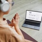 Cosa Serve Per Iniziare a Fare Yoga Cosa serve per iniziare a fare yoga: tappetino, abbigliamento comodo e una mente aperta