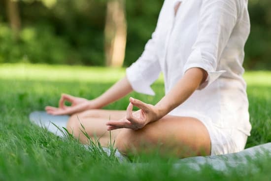 COSA SERVE PER FARE ISTRUTTORE DI YOGA: formazione, praticare regolarmente, insegnare con passione