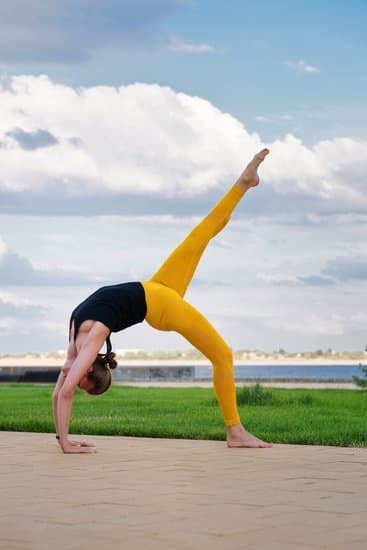 Pratica yoga quotidiana per scoprire cosa risveglia OOO MMM nel tuo corpo e nella tua mente