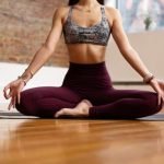 Per Lo Yoga in Volo Meglio Elasticizzato O No preferire capi di abbigliamento elasticizzati per massima comodità