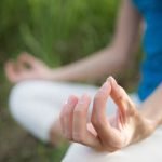 Scopri dove si butta il tappeto yoga per evitare inquinamento ambientale e garantire il corretto smaltimento