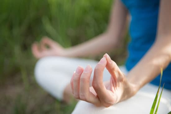 Scopri dove si butta il tappeto yoga per evitare inquinamento ambientale e garantire il corretto smaltimento