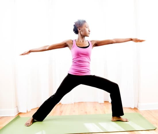 Pratica la consapevolezza durante lo yoga per connetterti con il tuo respiro e il movimento del corpo