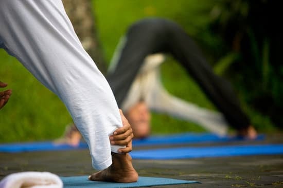 la pratica di Yoga si concentra sulla flessibilità, mentre il Pilates lavora sulla forza