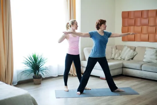 Scopri il significato di Savasana in yoga e impara a praticarlo correttamente per rilassare corpo e mente