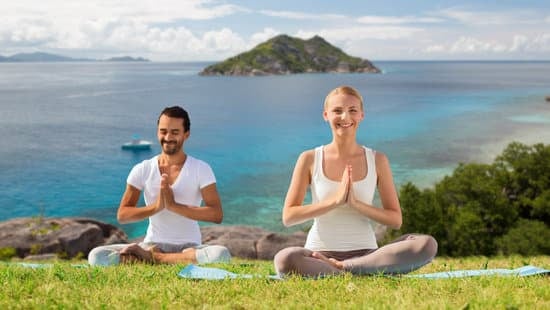 Dove Fare Yoga in Pausa Pranzo 1 Scopri i centri yoga vicino al tuo ufficio per una pratica rigenerante durante la pausa pranzo