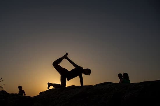 Scopri l'importanza di indossare le scarpe giuste per fare yoga