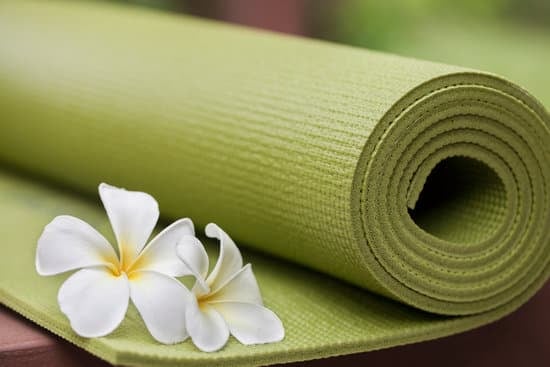 Cosa Serve Per Praticare Yoga 1 tappetino, abbigliamento comodo, respirazione consapevole