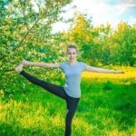 Pratica yoga su un tappetino antiscivolo per evitare che le gambe si addormentino