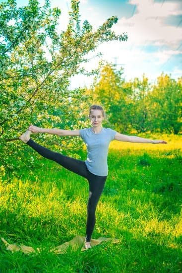 Pratica yoga su un tappetino antiscivolo per evitare che le gambe si addormentino