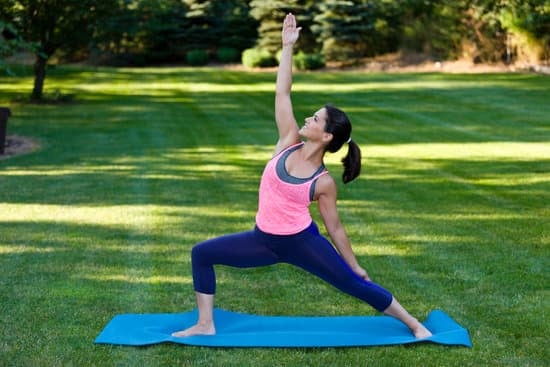 Quanto Esrcizio Yoga Al Giorno 1 Pratica almeno 30 minuti di esercizio yoga al giorno per ottenere benefici fisici e mentali