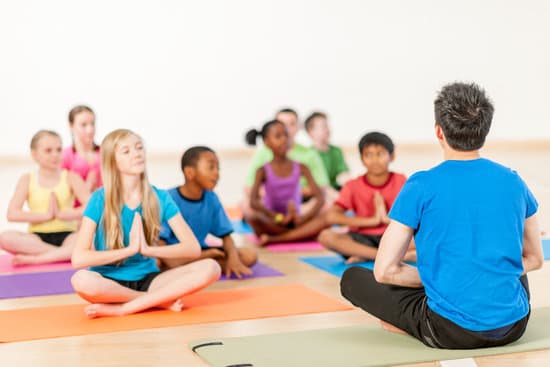 Pratica yoga almeno tre volte a settimana per ottenere benefici duraturi