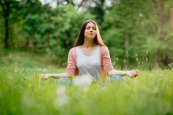 Quante Volte a Settimana Yoga Minimo 1 Pratica yoga almeno tre volte a settimana per ottenere benefici duraturi