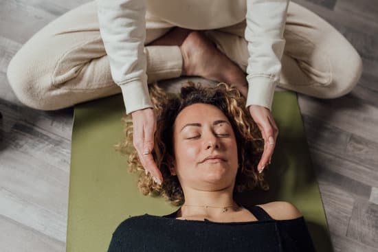 Quando si fa yoga, si tiene in mano un tappetino da yoga
