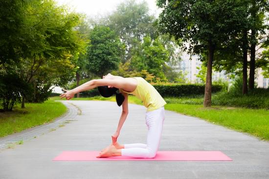 Scopri quanti benefici porta fare yoga più volte al giorno
