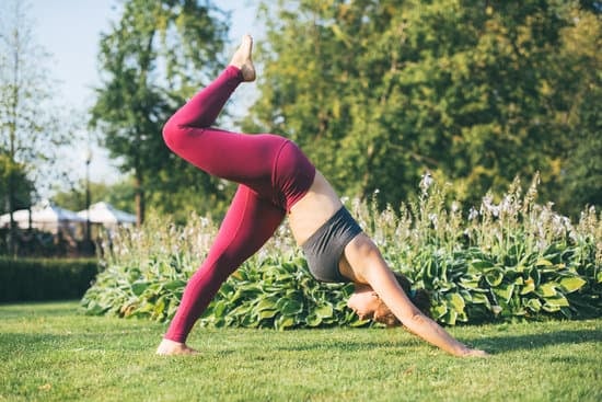 Quanto Costa Una Lezione Di Yoga Di Gruppo a Persona 3 Scopri il prezzo per una lezione di yoga di gruppo a persona
