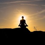Caricatura Yoga Cane divertente e benefico per il corpo e la mente