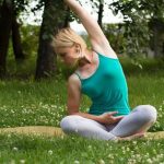 Pratica di yoga avanzata con l'arco rovesciato per migliorare la flessibilità e la forza muscolare