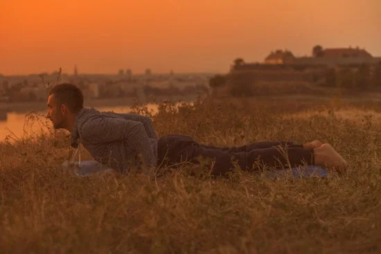 Quando si fa yoga, evita di tenere bracciali e orecchini per una pratica più concentrata e sicura