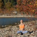 Scopri i benefici del Hatha Yoga per il corpo e la mente con semplici esercizi e respirazione consapevole