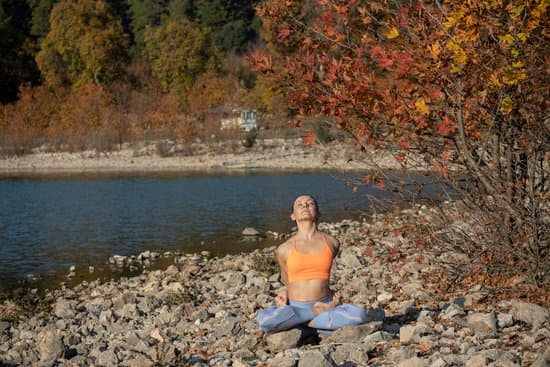 Scopri i benefici del Hatha Yoga per il corpo e la mente con semplici esercizi e respirazione consapevole