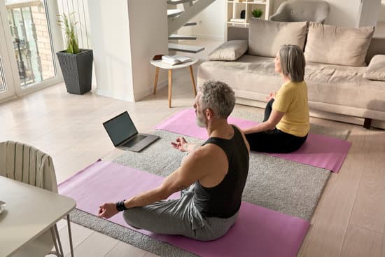 Ashtanga Yoga Come Funziona 1 pratica tradizionale, sequenze dinamiche, respirazione consapevole.