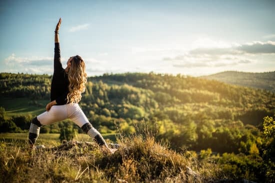 Lezione Yoga Avanzato 1 Approfondisci la tua pratica di yoga avanzato con lezioni coinvolgenti e sfidanti per migliorare la tua flessibilità e forza