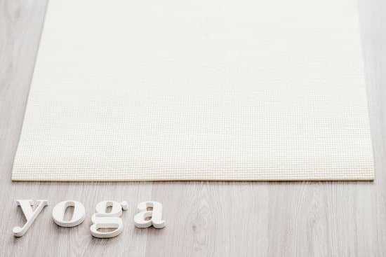 10 posizioni Yoga da fare a letto per rilassarsi e rigenerarsi