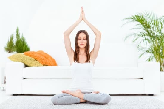 Scopri come avvicinarti allo yoga con pazienza e consapevolezza, partendo dalle basi e ascoltando il tuo corpo