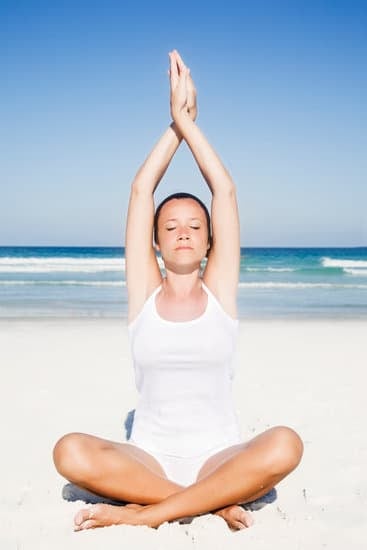 Esercizio Yoga Gambe Indietro 3 Potenzia le gambe e la flessibilità con esercizi di yoga dedicati alle gambe dietro