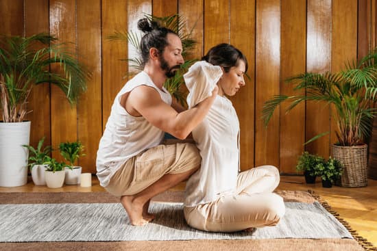 Scopri il benessere interiore praticando lo Yoga della Felicità ogni giorno