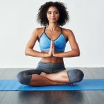 Guida di yoga esperto e comunicatore empatico per aiutarti a trovare equilibrio e armonia nella pratica