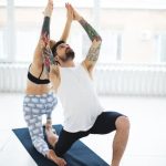10 esercizi con palla da yoga per migliorare equilibrio e flessibilità