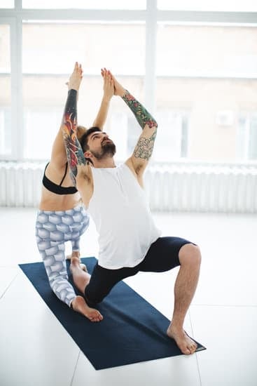 Esercizi Con Palla Da Yoga 15 10 esercizi con palla da yoga per migliorare equilibrio e flessibilità