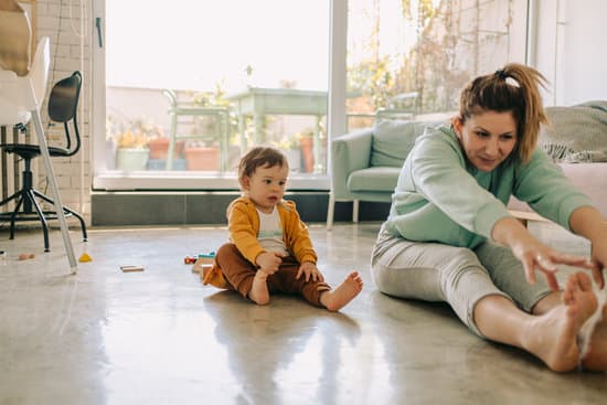 La Scimmia Yoga Esercizi Per Cervicale E Spalle 1 Pratica la scimmia yoga per alleviare tensioni cervicale e rigenerare le spalle