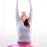 Donne Che Godono Mentre Fanno Yoga Nude sperimenta il benessere totale e la connessione corpo-mente