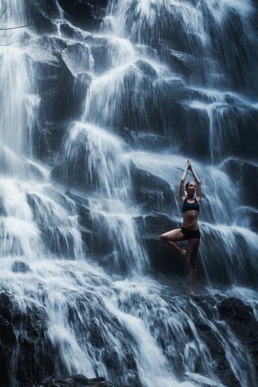 Migliora la tua POSIZIONE con lo stretching della Yoga Uttanasana per una maggiore flessibilità e tranquillità