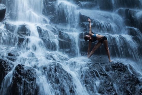 Inizia con una breve meditazione per focalizzare l'attenzione prima dell'allenamento yoga