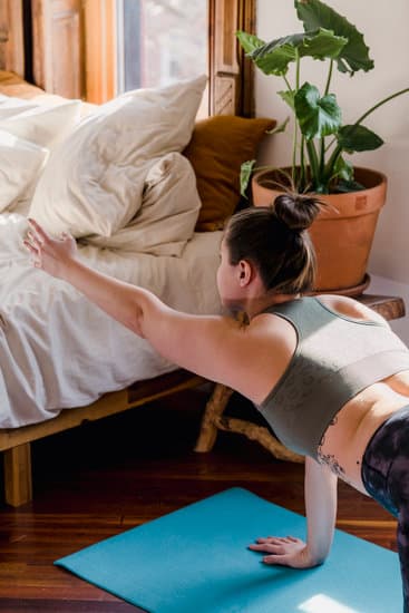 Esercizi Tricipiti Yoga 15 Scopri gli esercizi tricipiti yoga per tonificare e rafforzare i muscoli delle braccia in modo efficace