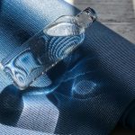 Yoga divertente e rilassante con cuccioli di cane per uno stretching unico e coccoloso