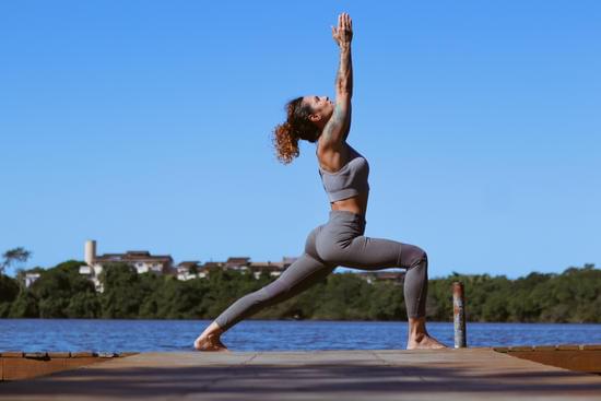Tappetino Per Vinyasa Yoga 17 Scivola senza problemi nel tuo Vinyasa Yoga con il tappetino per massimo comfort e stabilità