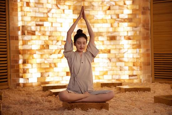 Sfida la staticità del corpo con le controposizioni yoga per migliorare equilibrio e flessibilità
