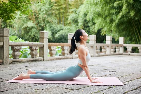 Yoga Scritta 1 Scopri i benefici dello YOGA per il corpo e la mente attraverso questi esercizi e meditazioni