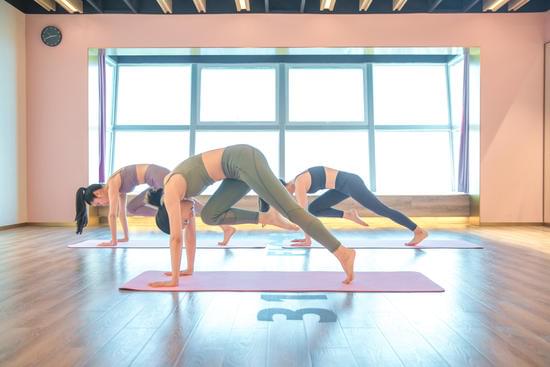 Yoga Posizioni Di Base 3 Scopri le migliori Yoga Posizioni di Base per principianti e approfondisci la pratica con consapevolezza e tranquillità